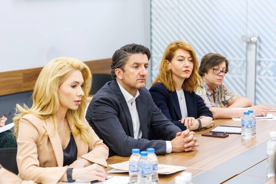 The Ministry of Tourism brings together tour operators, the Commission for Consumer Protection, and the Ministry of Economy and Industry to discuss price labeling in euro