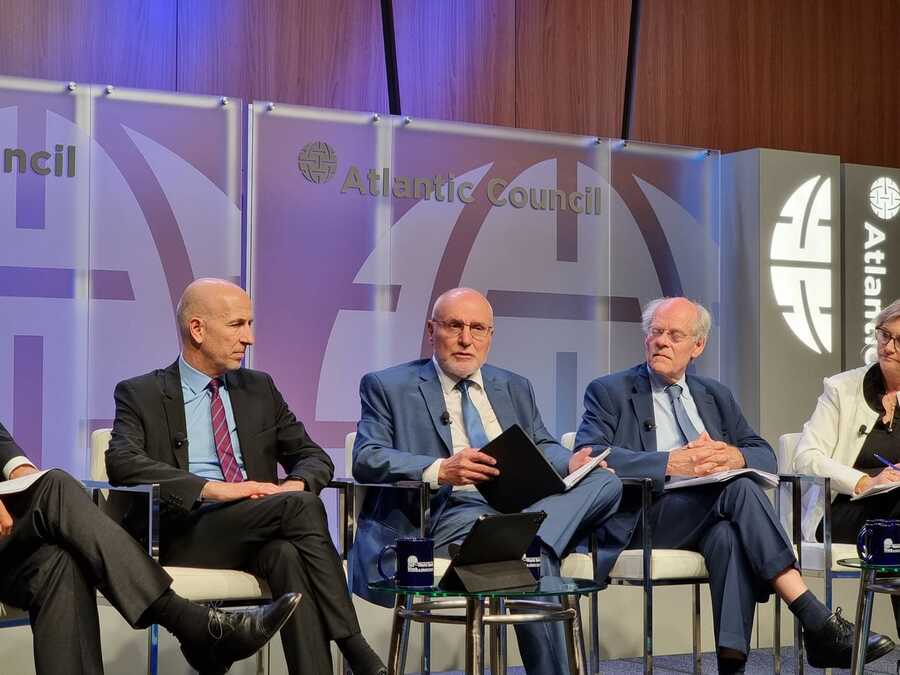 БТА: Дисциплина, подготовка и доверие бяха трите основни фактора за успешното приемане на еврото в България, заяви управителят на БНБ Димитър Радев във Вашингтон